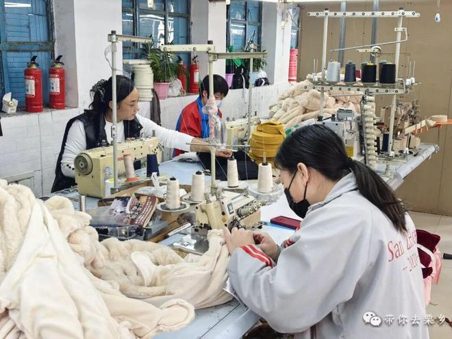 用勤劳双手在家门口开出“致富花”——服饰加工点亮乡村经济